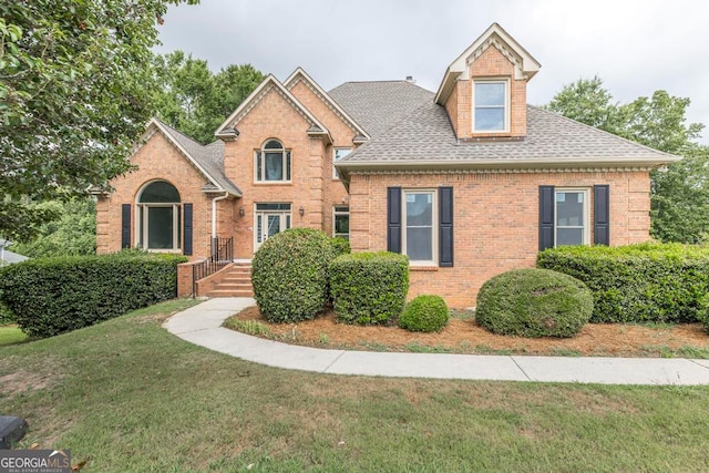 view of front property featuring a front lawn