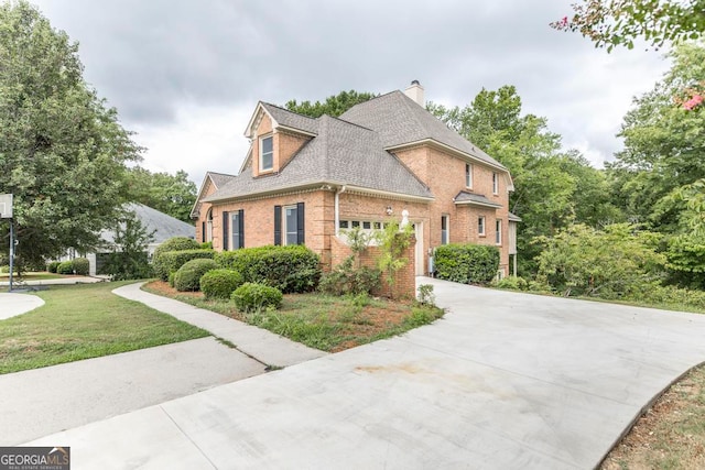 view of front of property featuring a front lawn