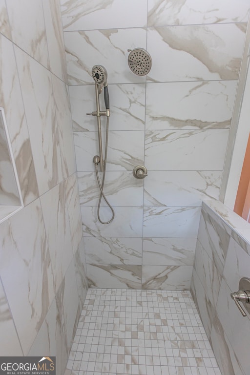 bathroom featuring tiled shower