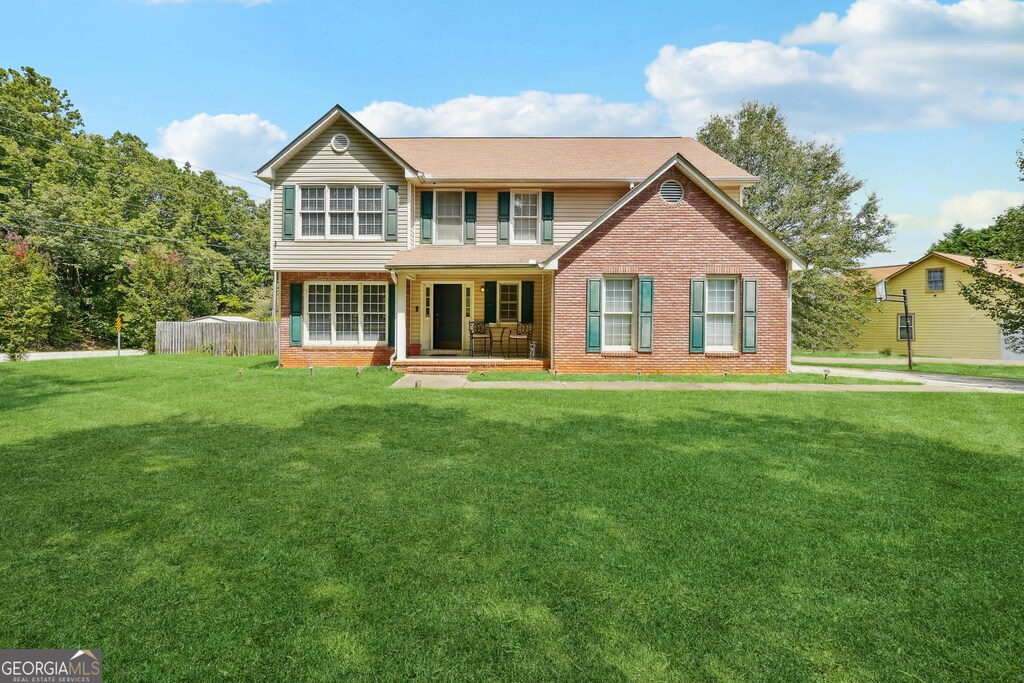 view of front of home featuring a front yard