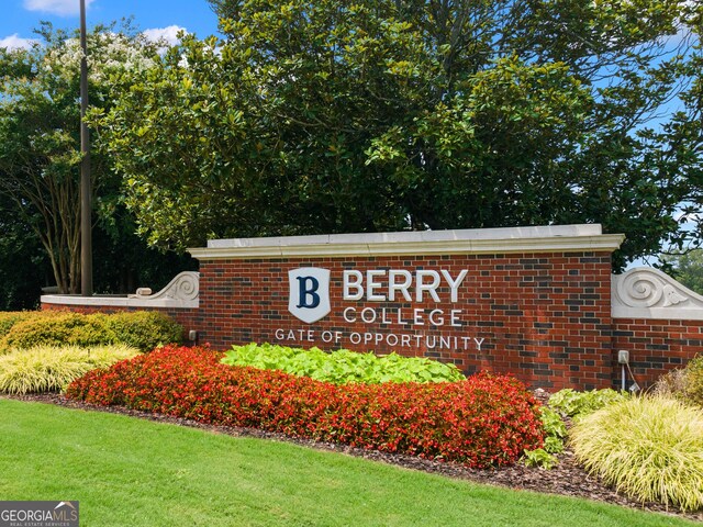 community sign with a yard