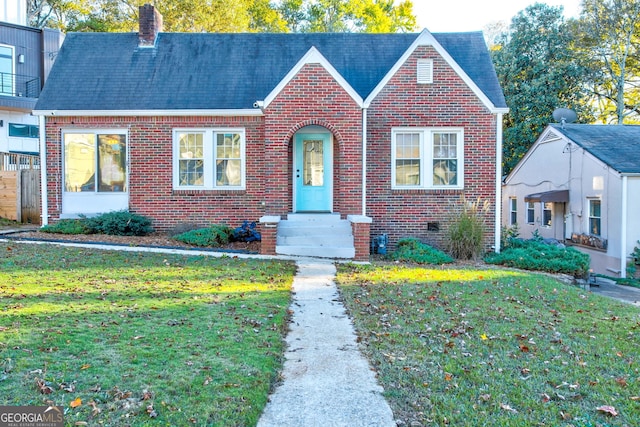 view of front of house featuring a front lawn