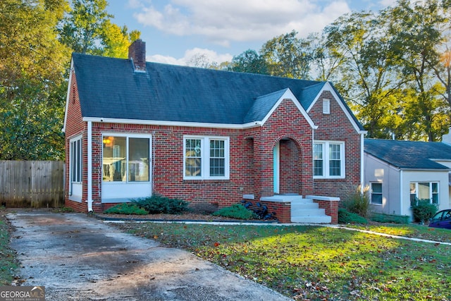 view of front of home with a front lawn