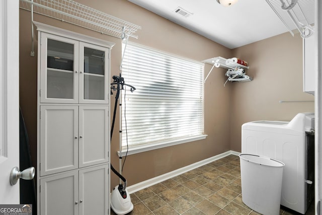 laundry room with visible vents, cabinet space, washer / clothes dryer, and baseboards