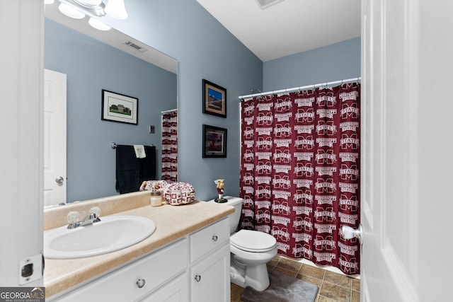 full bath with visible vents, curtained shower, toilet, and vanity