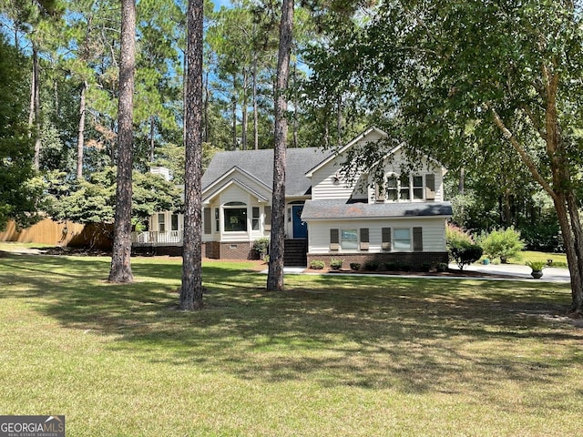 view of front of property featuring a front yard