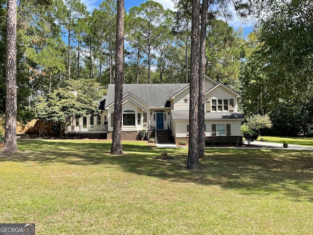 view of front of property featuring a front yard