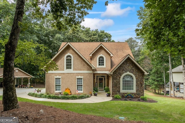 front facade featuring a front yard