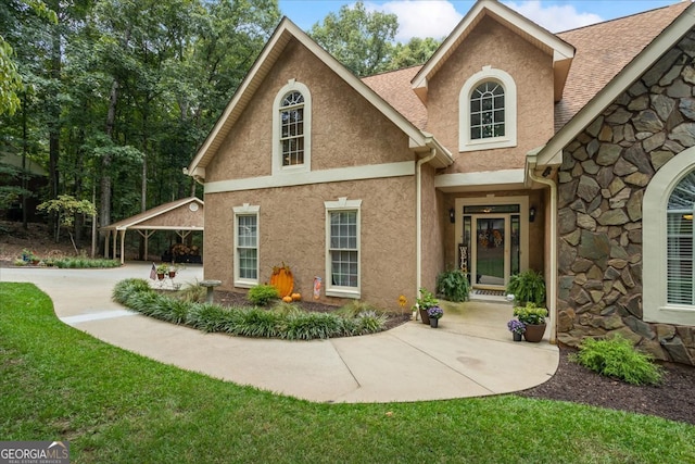 view of front of home featuring a front lawn