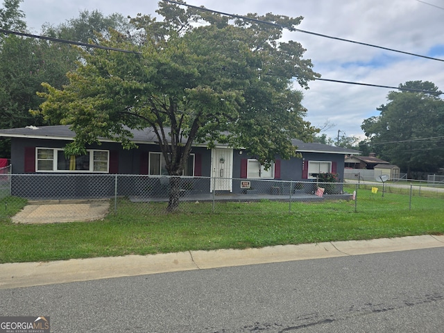 view of front of property featuring a front lawn