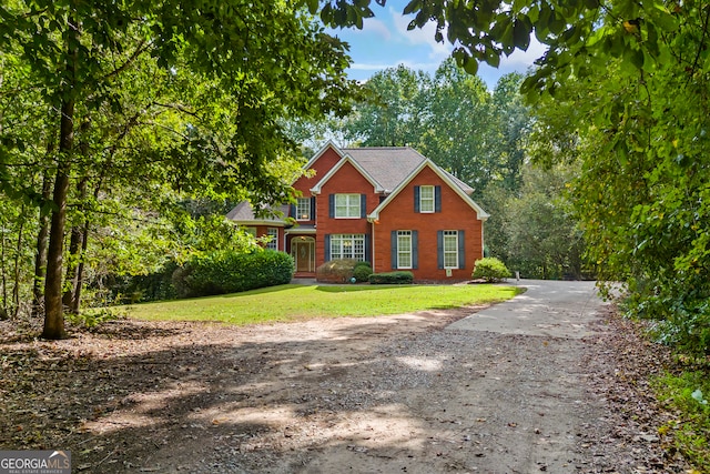 view of front of house featuring a front lawn