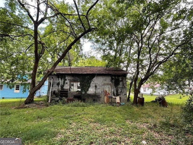 exterior space featuring a yard