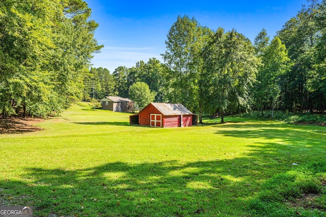 view of yard featuring an outbuilding