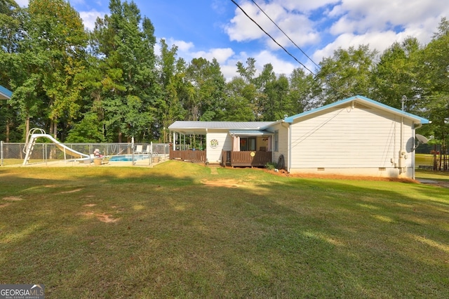 view of yard featuring a fenced in pool