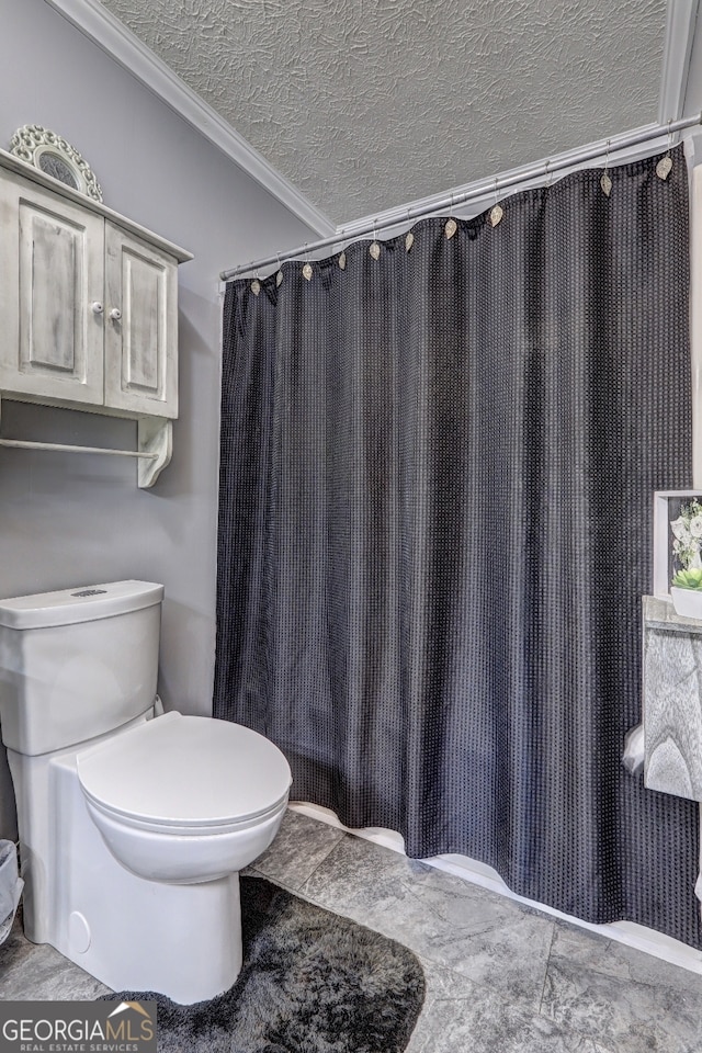 bathroom featuring crown molding, toilet, a shower with curtain, and a textured ceiling