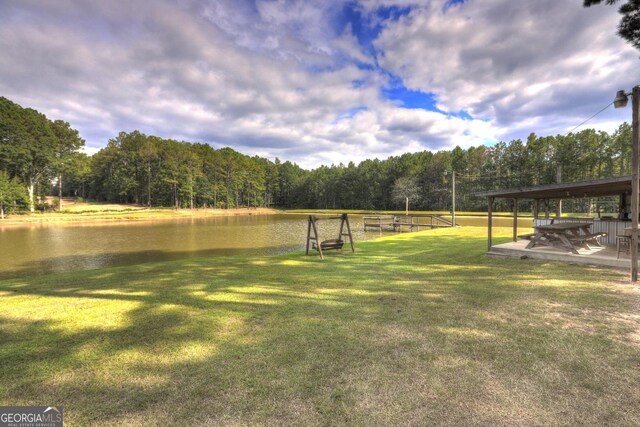 view of yard featuring a water view