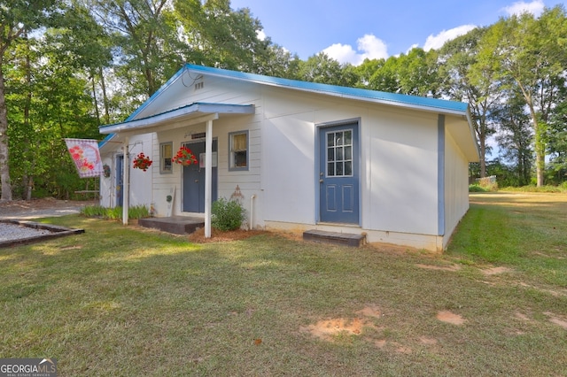 view of front of home featuring a front yard