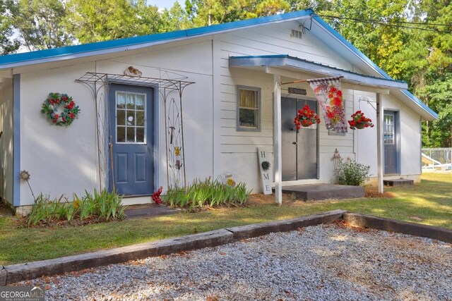 view of front of house with a front yard