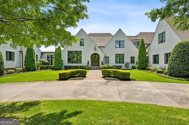 view of front of property with a front yard