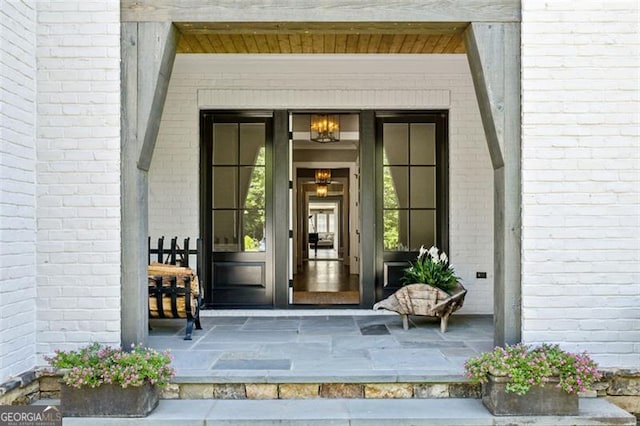 property entrance featuring a porch