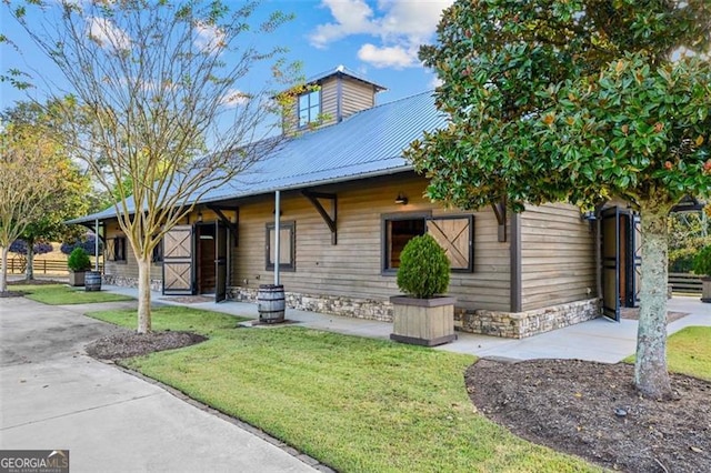 view of front of house featuring a front lawn