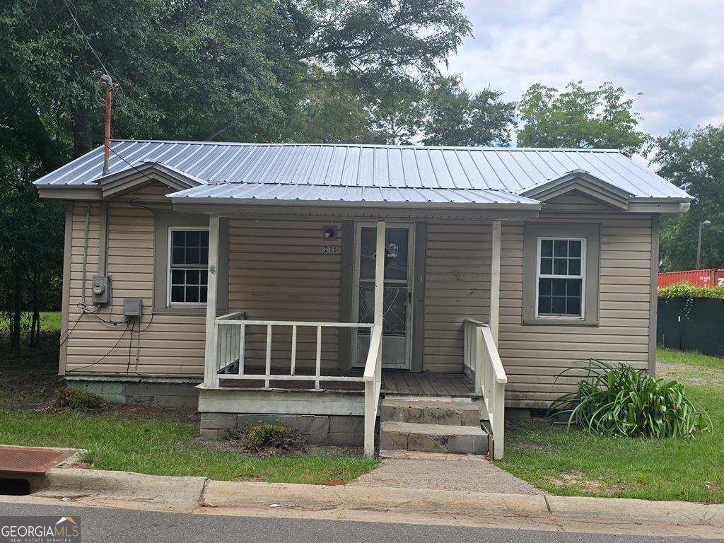 view of front of house featuring a porch