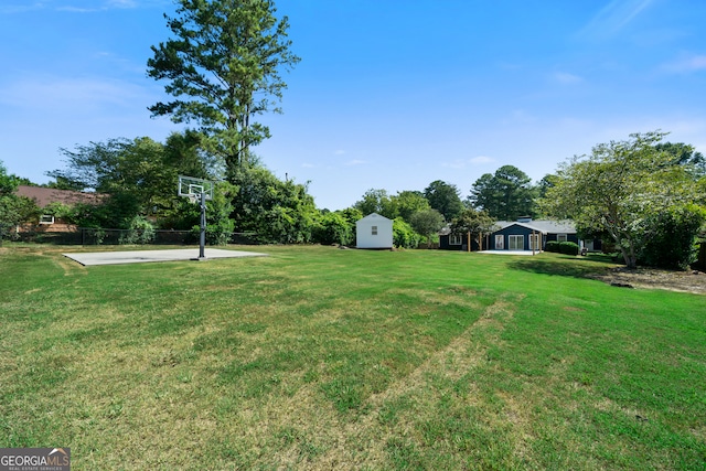 view of yard featuring a storage shed