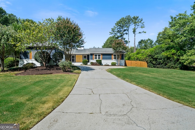 single story home with a front lawn