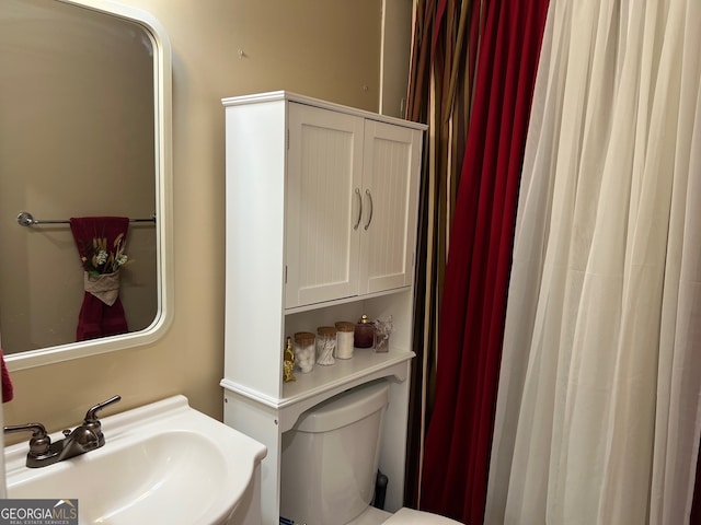 bathroom featuring toilet and sink