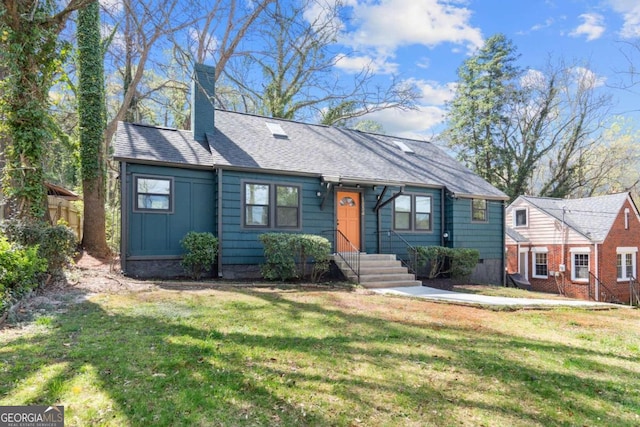 view of front of house with a front yard