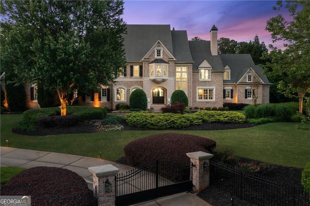 view of front of property featuring a lawn