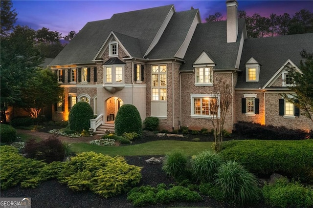 view of front of property featuring a lawn