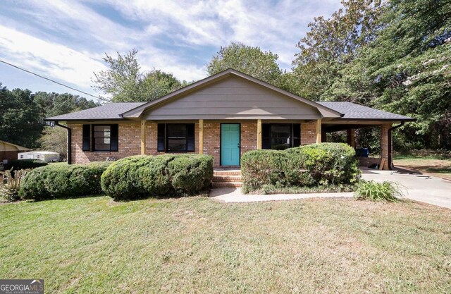 ranch-style house featuring a front lawn and a porch