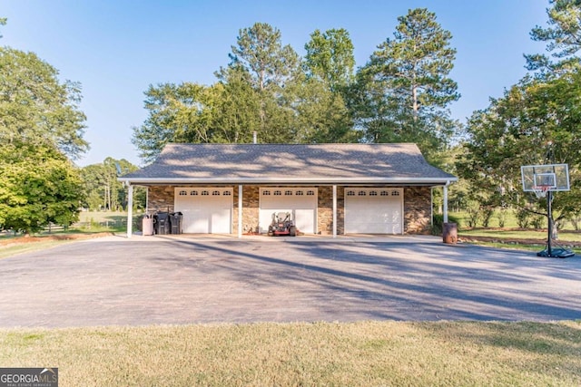 view of front facade with a garage