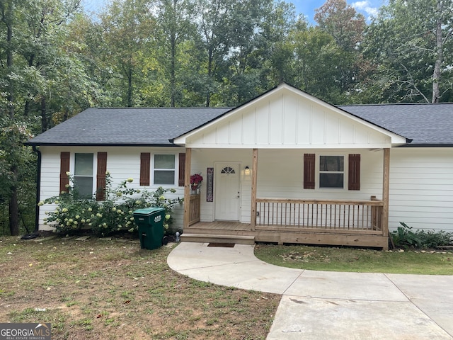 single story home featuring a porch