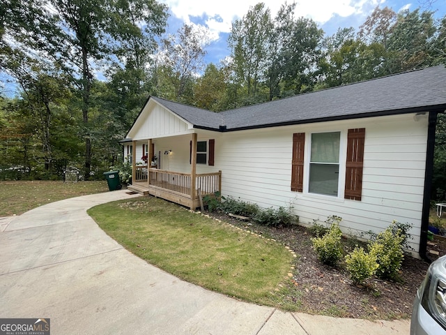 view of front of house with covered porch and a front lawn