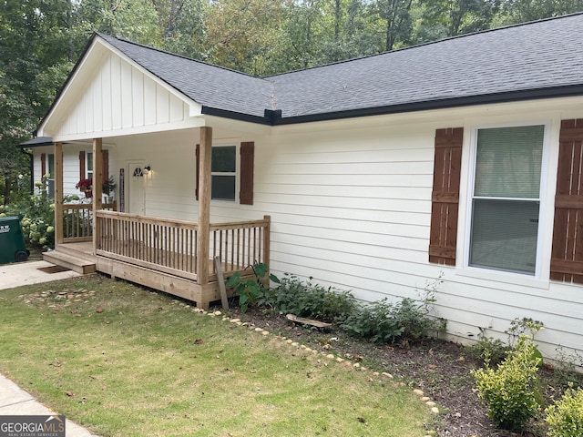 view of front of house featuring a front lawn