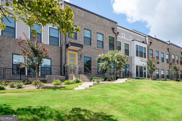 view of front of property featuring a front lawn