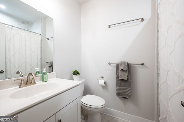 bathroom featuring a shower with curtain, vanity, and toilet