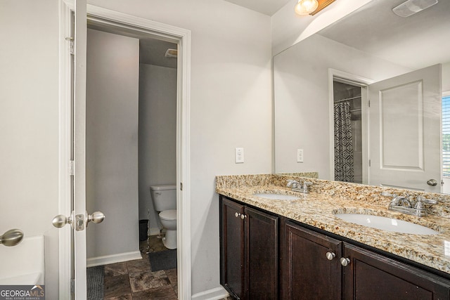 bathroom with a shower with curtain, vanity, and toilet