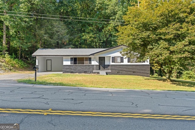 view of front of property with a front yard