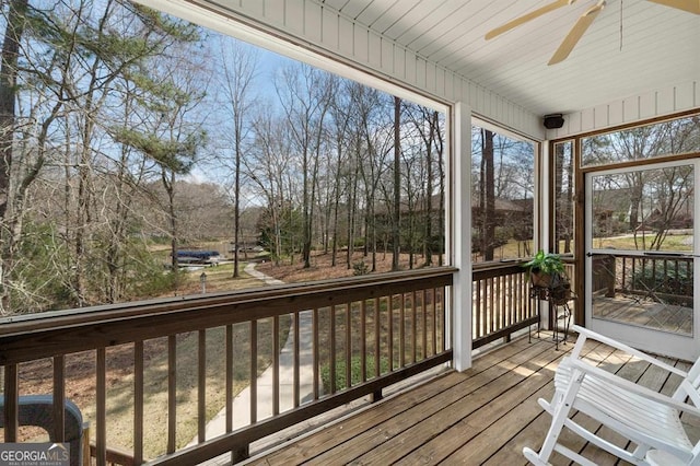 sunroom with ceiling fan