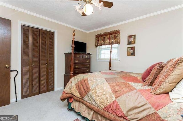 bedroom featuring a closet, ceiling fan, ornamental molding, and carpet floors