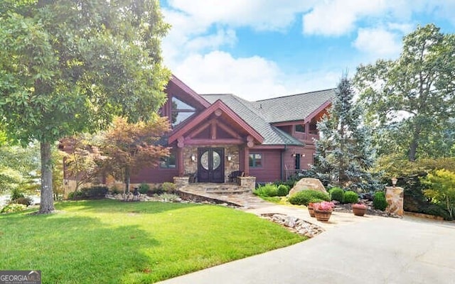 view of front of home featuring a front yard