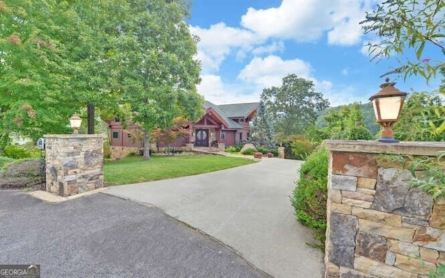 view of front of property featuring a front lawn