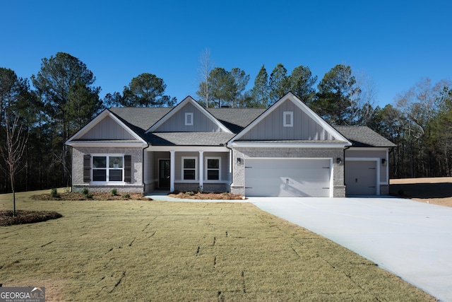 craftsman inspired home with a front lawn and a garage