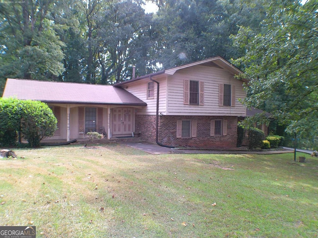 split level home featuring a front lawn