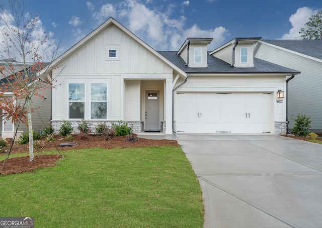 view of front facade featuring a front lawn and a garage