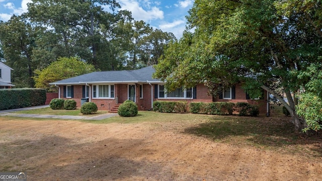 view of front of home featuring a front lawn