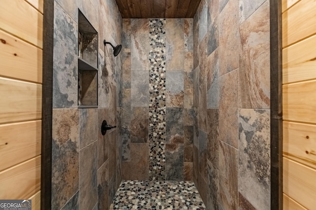 bathroom featuring a tile shower